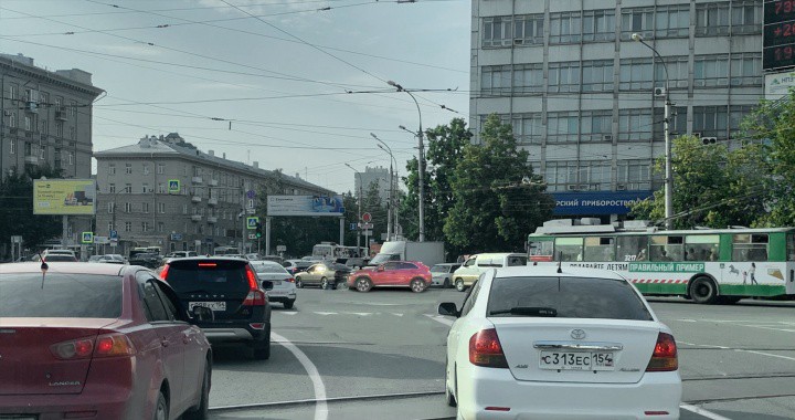 Транспорт новосибирск реальное время. Кольца перекрестки Новосибирск. ПДД пл.Калинина Новосибирск. Новосибирск перекресток Ломоносова 2008. Новосибирск пересечение 1905 и Ленина.